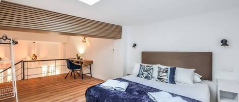 Desk, WiFi, bed sheets