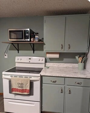 Microwave, oven, stovetop - Charming 2-bedroom apartment with WiFi, AC in fabulous Rapid City (Rapid City)