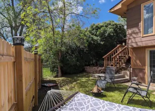 Charming 2-bedroom apartment with WiFi, AC in fabulous Rapid City