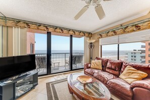 Living area - Wonderful, peaceful, beachfront 2 bed 2 bath condo (New Smyrna Beach)