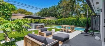 Modern 4 bedroom stay Oasis Villa with Turkish bath