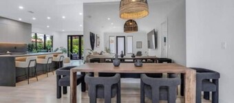 Modern 4 bedroom stay Oasis Villa with Turkish bath