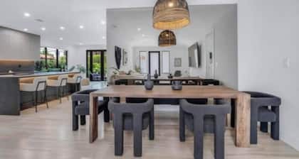 Modern 4 bedroom stay Oasis Villa with Turkish bath