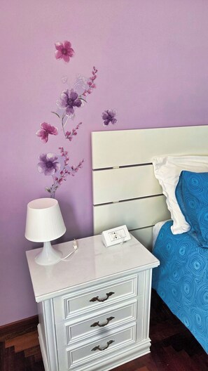 2 bedrooms, desk, iron/ironing board, WiFi