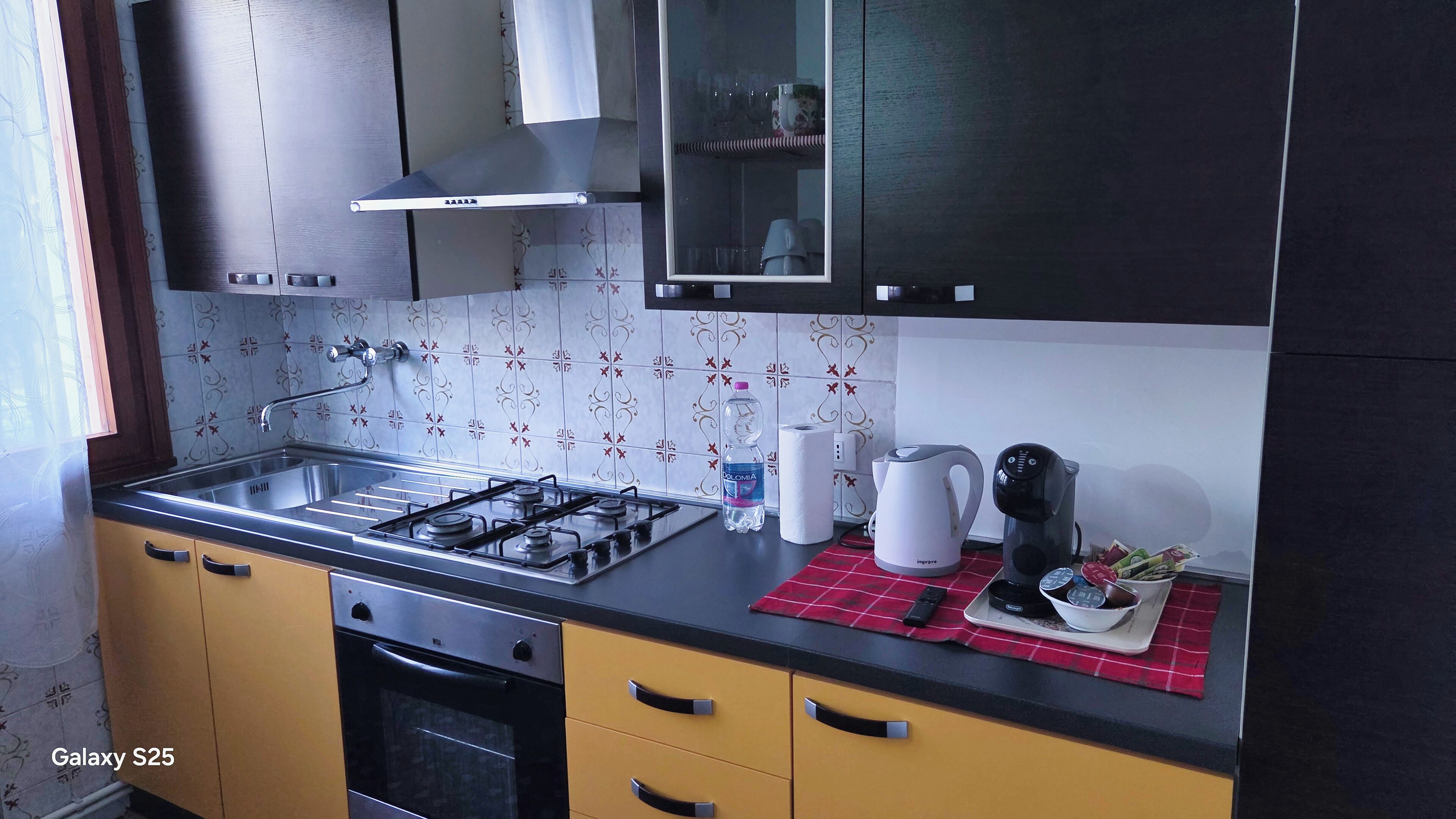 冷蔵庫、オーブン、コンロ、電気ポット