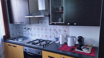 Kühlschrank, Ofen, Herdplatte, Wasserkocher