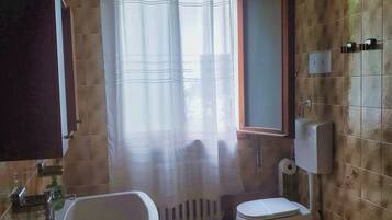 Doccia, asciugacapelli, bidet, carta igienica