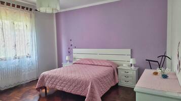 2 bedrooms, desk, iron/ironing board, WiFi