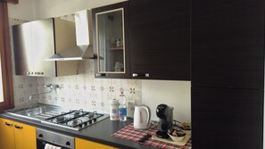 Kühlschrank, Ofen, Herdplatte, Wasserkocher