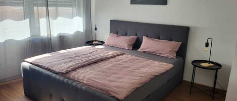 2 عدّة غرف نوم وواي فاي وملاءات أسرّة