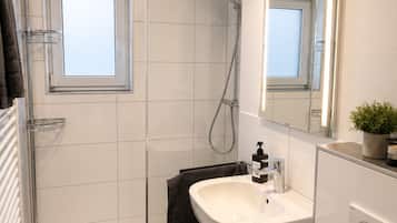 Dusche, Haartrockner, Toilettenpapier
