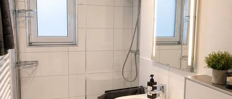 Douche, sĂšche-cheveux, papier toilette