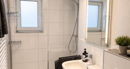 C&V: 4 PP- 3 rooms - central + WLAN + Smart TV + box spring bed