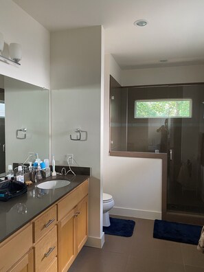 Douche, serviettes fournies, savon, papier toilette