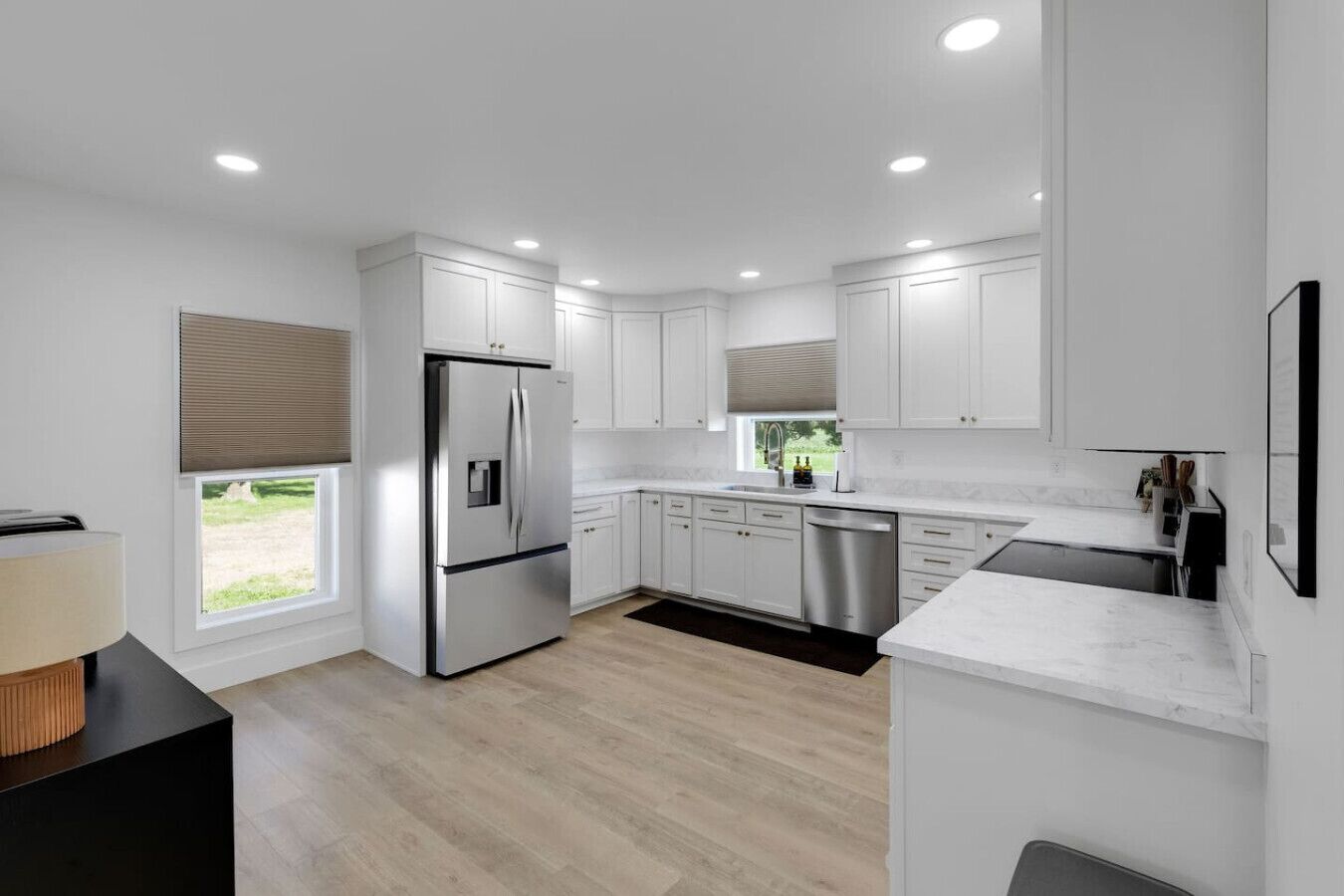 Kjøleskap, mikrobølgeovn, ovn og oppvaskmaskin