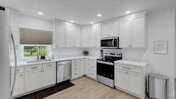 Kylskåp, mikrovågsugn, ugn och diskmaskin