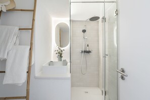 Dusche, Haartrockner, Handtücher