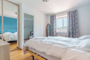 3 bedrooms, iron/ironing board, WiFi, bed sheets