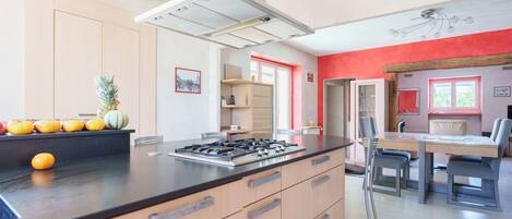 Réfrigérateur, four à micro-ondes, un four, lave-vaisselle