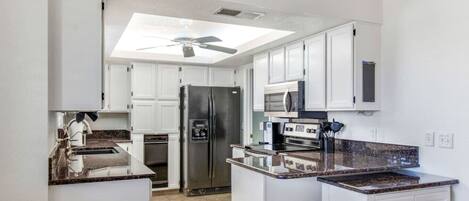 ثلاجة، ميكروويف، فرن، موقد طهي مسطح