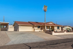 Exterior - Havasu Coral - Pool, Garage, RV Parking (Lake Havasu City)