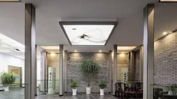 المنشأة من الداخل