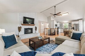 House (4 Bedrooms) | Interior - Lake Days by Avantstay Hot Tub + Firepit + Game Room & Private Dock Access (Sherrills Ford)