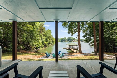 Lake Days by Avantstay Hot Tub + Firepit + Game Room & Private Dock Access