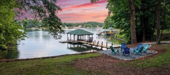 Lake Days by Avantstay Hot Tub + Firepit + Game Room & Private Dock Access