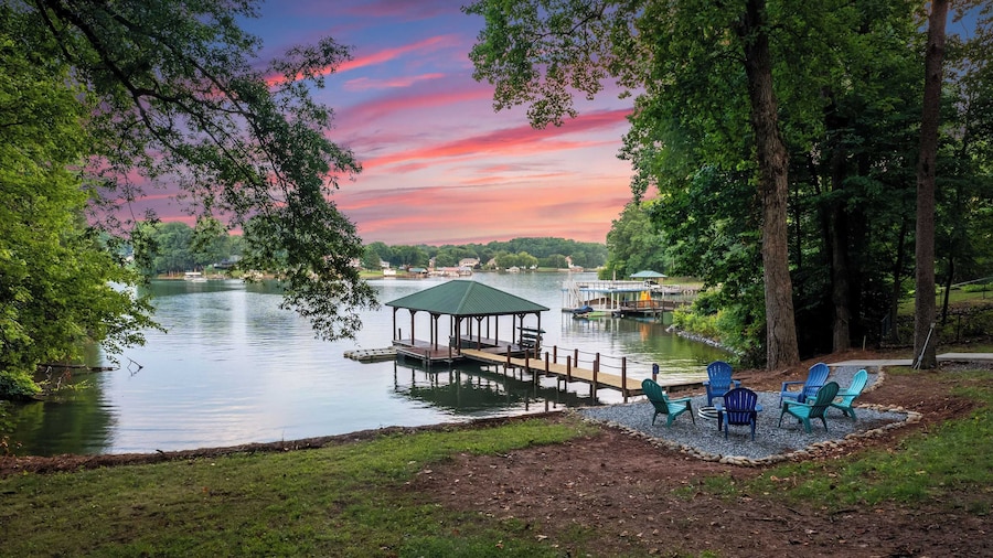 Lake Days by Avantstay Hot Tub + Firepit + Game Room & Private Dock Access