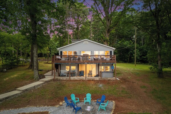 Lake Days By Avantstay Hot Tub + Firepit + Game Room & Private Dock Access - Lake Norman, NC