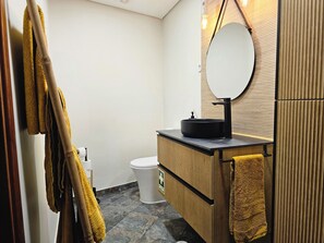Dusche, Haartrockner, Handtücher, Toilettenpapier