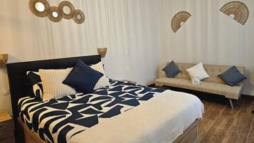 1 slaapkamer, een strijkplank/strijkijzer, wifi, beddengoed