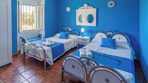 Une chambre d’hôtel avec deux lits, une fenêtre et une table de chevet.