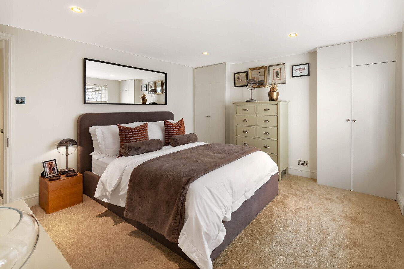 2 slaapkamers, een bureau, een strijkplank/strijkijzer, reisbedje