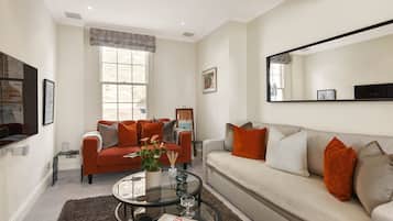 Smart TV, chimenea y oficina