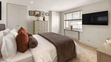 2 bedrooms, desk, iron/ironing board, travel crib
