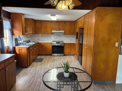 Charming 2-bedroom house in wonderful Pāhoa with free private covered parking