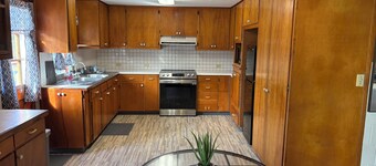 Charming 2-bedroom house in wonderful Pāhoa with free private covered parking