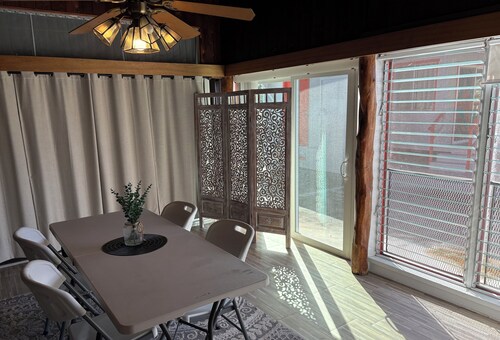 Charming 2-bedroom house in wonderful Pāhoa with free private covered parking