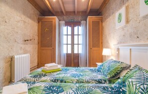 4 bedrooms, travel crib, free WiFi