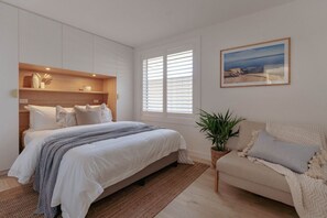 6 bedrooms, iron/ironing board, WiFi, bed sheets
