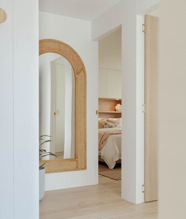 6 bedrooms, iron/ironing board, WiFi, bed sheets