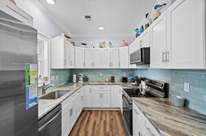 Kjøleskap, mikrobølgeovn, ovn og kokeplater