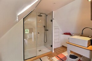 Shower, hair dryer, towels - La Petite Maison - TREDARZEC (TREDARZEC)