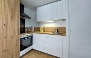 Fridge, oven, coffee/tea maker, cookware/dishes/utensils