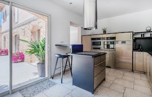 Réfrigérateur, four, plaque de cuisson, lave-vaisselle