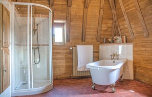 Shower, hair dryer - Amazing home in Guérigny (Guérigny)