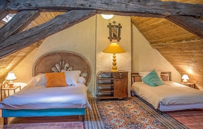 9 bedrooms, travel cot, free WiFi