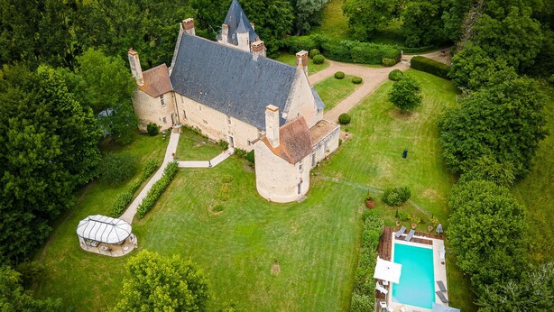 A large, historic stone building with a central courtyard, a swimming pool, and well-maintained gardens. - Gorgeous home in Guérigny (Guérigny)